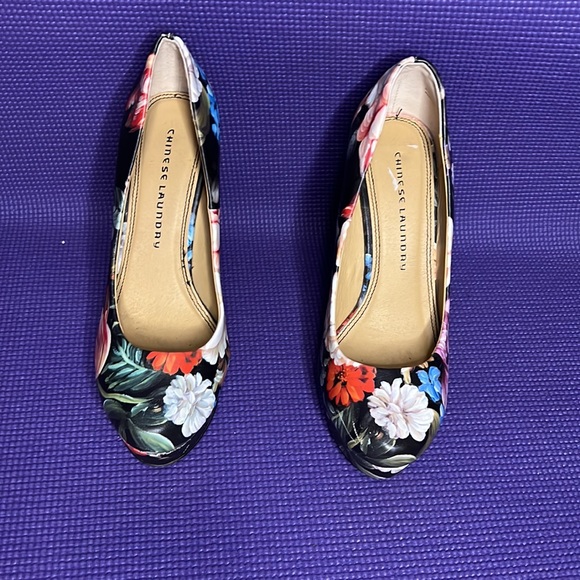 LOVIN’ CHINESE LAUNDRY FLORAL - Picture 2 of 5